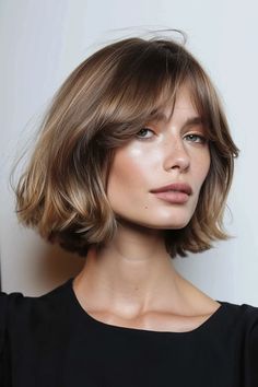 Peppiger Bob: 61+ frische Schnitte für Dynamik! - hairtastic.de French Bob Hair Color Ideas, Middle Part Bob Curtain Bangs, Short Hair Bobs 2024, Bob Hairdos Ideas, Short Ginger Bob, Short Hairstyles 2024, Short Bob Styling Ideas, Blonde Bob Bangs, Short Bob Blonde Hair