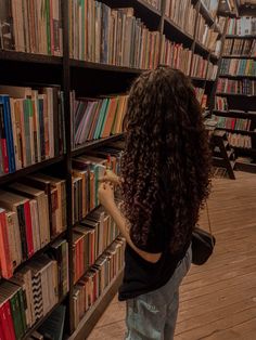 Curly Hair Vision Board, Dark Curly Hair Aesthetic, Prayer Bored, Siren Hair, Curly Hair Goals, Curly Brunette, Reader Girl, Dark Curly Hair, Brown Curly Hair