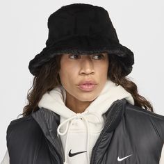 This bold bucket hat features an all-over Swoosh logo print embossed on ultraplush fur. Apex bucket hats all have a mid depth and 360-degree coverage. Leopard Nikes, Short Brim Hat, Fur Bucket, Faux Fur Bucket Hat, Fur Bucket Hat, Nike Hat, Bucket Hat Black, Swoosh Logo, Bucket Hats