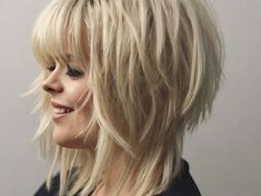 Searching for the perfect shag haircut? Look no further—our list of 31 fabulous styles will leave you inspired. Click here to dive in and follow us for continuous style updates! Edgy Layered Hair, 80s Layered Hair, 80s Shag Haircut, 80s Shag, Shag Haircuts For Women, Wavy Layered Haircuts, Shag Layered Hairstyles, Rocker Hair, Modern Shag Haircut