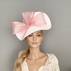 Elegant Light pink and white Kentucky derby hat for woman. This pale pink and white fascinate hat is embellished with a sinamay big bow. It is a perfect hat for weddings, Royal Ascot horse races, cocktails, derby... It is mounted on a thin headband (with silicone ends to prevent a headache) and small comb.  If you want, you can choose the side of the head were you like to wear the fascinator, just convo me. Any color of the fascinator can be changed to order.  * PROCESSING TIME: 1 - 07 business Ascot Outfits, Pant Outfits For Women, Ascot Horse Racing, White Fascinator, Kentucky Derby Fascinator, Horse Races, Royal Ascot Hats, Occasion Hats, Derby Fascinator