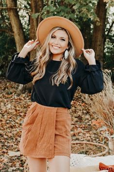 Halloween Inspired Outfits, Fall Photo Shoot Outfits, Classy Blouses, Fall Family Photo Outfits, Senior Photo Outfits, The Cardigans, Simple Fall Outfits, Senior Picture Outfits, Gorgeous Blouses