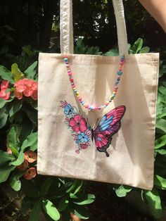 Painting Ideas On Canvas Bag, Hand Painted Canvas Bags, Totebag Painting, Tote Bag Painting Ideas, Tote Bags Aesthetic, Tod Bag, Creative Tote Bag, Diy Tote Bag Design, Painted Canvas Bags