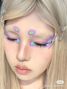 Makeup Looks No Eyebrows, Colorful Eyebrows Makeup, Aliencore Makeup, Interesting Makeup Ideas, Aura Makeup Look, Demisexual Makeup, Frutiger Aero Makeup, Otherworldly Makeup, Pan Pride Makeup