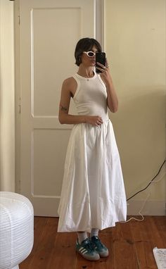 Summer Dress Outfits 2024, Eyelet Skirt Outfit, Summer Lunch Outfit, Barbecue Outfit, Hampton Fashion, Summer 2024 Fashion, White Dress Outfit, Europe Outfits, All White Outfit