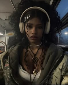 Wearing Headphones, Hair Reference, Pose Reference Photo, Attractive People, 가을 패션, Aaliyah, Aesthetic Hair, Pretty Hairstyles, Cortes De Cabello Corto