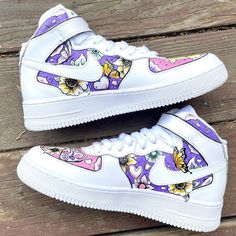 Tread new heights of style with these Flower Butterflies Custom Air Force 1. Embrace the challenge of creativity and stand out with this daring blend of street-savvy and floral flair. Get ready to take off! 🔥 100% genuine, Brand New.👟 Custom sneakers.💫 Every pair is hand-made to order.✨ Best quality waterproof and scratch-proof paints used. ✨ 1000+ satisfied customers across various platforms. 🌎Free worldwide shipping,shipping within 5-12 working days🎁 Treat the shoes as art as they are del Custom Air Force Ones, Vinyl Images, Flowers And Hearts, Painted Sneakers, Shoe Stretcher, Shoe Designs, Butterflies Flowers, Hearts Design, Instagram Prints