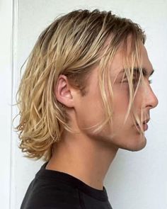 the hunger games | haymitch abernathy Shoulder Length Hair Men, Bleached Hair Men, Surfer Hair, Dyed Blonde Hair, Straight Blonde Hair, 90s Hairstyles, Mid Length Hair, Bleached Hair, Long Straight Hair