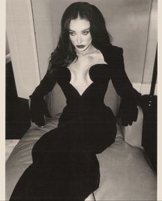 Maquillage Goth, Ultra Ego, Amy Jackson, Romantic Goth, Dark Feminine Aesthetic, Photoshoot Concept, Witch Aesthetic, Feminine Aesthetic, Mode Inspo