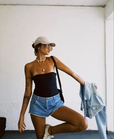 Outfits Com Short, Strand Outfit, Looks Party, Looks Street Style, Girl Inspiration, Looks Chic, Short En Jean, Looks Style, Outfits Casuales