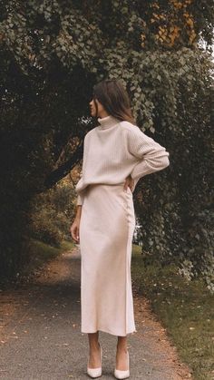 Minimal Stil, Sarah Butler, 2024 Aesthetic, Bias Cut Skirt, Fashion Fall, Silk Skirt, Looks Style