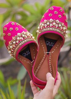 Pink Wedding Shoes, Indian Pink, Fancy Jewellery Designs, Shoes Outfit Fashion, Cute Slippers, Palm Beach Sandals