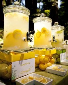 there are lemonade and lemonade in jars on the table