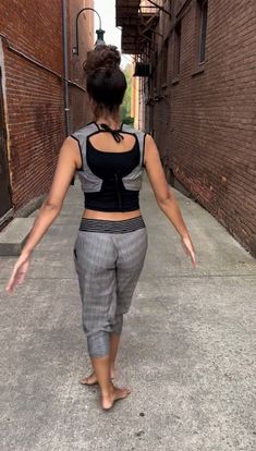 So cute , comfortable, and sporty! And it has pockets! Joggers And Crop Top, Sporty Set, Bleached Jeans, Pockets Pants, Nike Sweatpants, Painted Denim, Sleeveless Tops, Pocket Pants, Black Tank