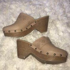 Brand New Never Worn Easy Slip On Design Does Not Include Box Trendy Brown Synthetic Clogs, Casual Beige Clogs With Wooden Heel, Trendy Beige Clogs With Round Toe, Trendy Beige Round Toe Clogs, Arizona Jeans, On Design, Mule Clogs, Mules Shoes, Clogs