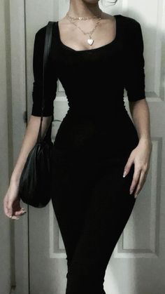 Minimalist Goth Aesthetic, Dark Feminine Outfits Aesthetic, Black Formal Dress Outfit, Dark Color Outfits, Dark Feminine Dress, Black Clothes Aesthetic, Sorceress Outfit, Elegant Outfit Ideas, Dresses Date