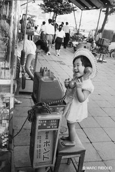 :) Marc Riboud, Telephone Booth, Carrie Fisher, Old Photographs, Japan Photo, Photo Vintage, Sophia Loren, Weimaraner