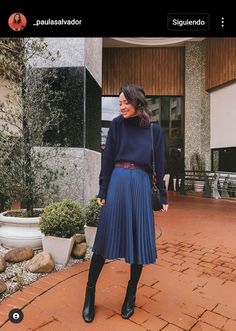 Blue Midi Skirt Outfit, Blue Pleated Skirt Outfit, Midi Skirt Outfit Fall, Pleated Skirt Winter, Pleated Midi Skirt Outfit, Skirt Outfit Fall, Elegant Summer Outfits, Blue Pleated Skirt