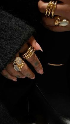 Ring Stack Black Woman, Plus Size Jewelry, Sade Aesthetic Jewellery, Sade Jewelry Aesthetic, Jewellery Black Women, Gold Jewelry On Black Women, Jewelry Aesthetic Black Women, Black Outfit Gold Jewelry, Rings Photography Ideas