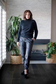 StyleDahlia wearing faux leather joggers, black cashmere turtleneck and Gucci loafers. #styledahlia #datenight #winterstyle #leatherlove #allblackoutfit #over50style #styleover50 Black Cashmere Turtleneck, Faux Leather Joggers, Leather Joggers, Gucci Loafers, Joggers Black