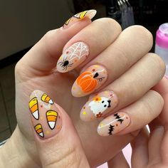 Get ready for the cozy vibes of early fall with these gorgeous nail designs! 🍂🍁 From warm neutrals to bold pops of color, these nails will have you feeling all the autumn feels. #EarlyFallNails #CozyVibes #AutumnFeels #NailInspo #FallMani #NailGoals #SeasonalNails #NailArt #FallColors #PumpkinSpiceEverything Nail Art French, Nail Art Halloween, Halloween Nails Easy, Halloween Press On Nails, Nagel Tips, French Nail Art