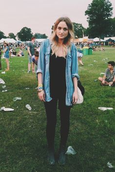 denim shirts are so much better when they're slightly oversized and nicely worn in Bonnaroo Outfits, Berry Avenue Codes, Berry Avenue, Festival Style, Festival Looks, Lovely Clothes, Outfits Casuales, Festival Outfit, Festival Outfits