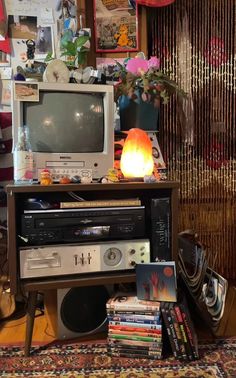 Bedroom, room, salt lamp, old tv Wall Art Projects, Hippy Room, Chill Room, Retro Room, Room Redesign, Grunge Room, Room Goals, Pretty Room