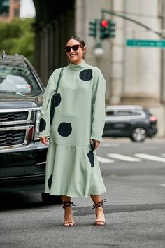 Polka Dot Dress Street Style, Printed Green Dress, Dress Street Style, Top Street Style, New York Fashion Week Street Style, New Street Style, Looks Street Style, Street Style Trends