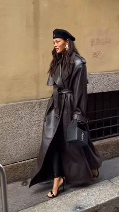 Leather Trench Coat Aesthetic, Leather Trench Street Style, Black Trench Street Style, Long Leather Dress Outfit, Long Leather Trench Coat Outfit, Paris Hat Outfit, Leather Trench Coat Street Style, Long Leather Coat Outfit, Leather Trench Outfit