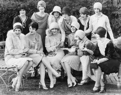 20 in the 20's ... some things don't change. - Nina Petronzio Emily Parker, Idda Van Munster, Flapper Girls, Istoria Artei, Mary Pickford, Group Of Women