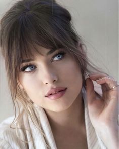 Blonde Pony, Bangs With Medium Hair, Fringe Hairstyles, Dakota Johnson, Beauty Face, Beautiful Eyes