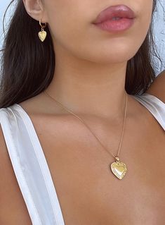 Necklace 90% brass 10% steel 3 mils 18k gold plated Dainty chain Heart pendant Lobster clasp fastening Length adjusts from: 40cm - 48cm / 15.7" - 18.8"