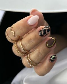 Black Brown White Nails, Birthday Nails For November, Short Gel Tips Nails Ideas, Fall Gel Mani, Trends Nails 2024, Fall Nails Sweater Design, Fall Nails Short Nails, Short Autumn Nails 2024 Trends, Short Square Nail Designs Trending Now