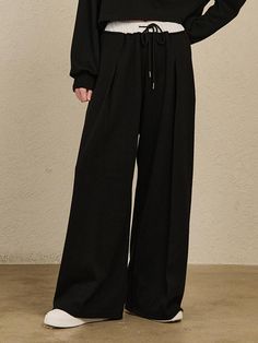 These Double Waist Wide Pants are designed for a modern and sophisticated look, combining aesthetics with practicality.- A contrast band in cotton material for a stylish touch- Offers a relaxed fit with pleats for comfort and ease of movement- Can be styled as a set with a cropped T-shirt* Threads and wrinkles that occur during the production process, as well as chalk marks, are not considered defects.* Actual product color may vary according to the monitor resolution. Modern Pants With Elastic Waistband For Fall, Modern Black Wide Leg Pants Full Length, Modern Black Wide Leg Full Length Pants, Modern Black Wide Leg Pants, Modern Black Wide Leg Pants For Fall, Black Wide-leg Sweatpants For Workwear, Wide Pants, Cotton Material, Black Pants