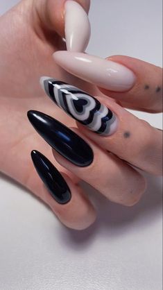 Goth Sns Nails, Nails 2020 Trends, Nail Inspo Nail Art, 90s Nails, Nail Polish Ideas, Black Almond Nails, Rock Nails, Summer Nail Polish, April Nails