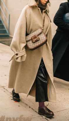 Winter Layering Outfits, Shoes For Winter, Pfw Street Style, Cozy Winter Fashion, Smart Casual Women, Street Style Bags, Winter Fashion Outfits Casual, Nyfw Street Style, Collage Vintage