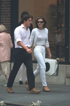 White Tshirt And Jeans, 90s Street Style, Couple Fits, Walking Down The Street, Woman Walking, Hugh Grant, Elizabeth Hurley, Style Muse, Grunge Look