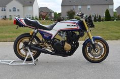 the motorcycle is parked on the street in front of some houses