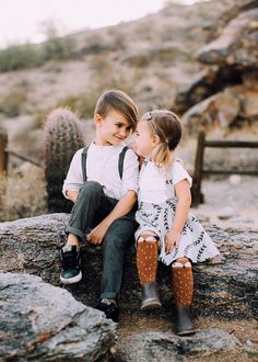 Desert Family Photos, Brother Sister Photos, Outfit Suggestions, Little Dorrit, Sister Photography, Family Photoshoots, Summer Family Photos, Sibling Photography, Modern Desert