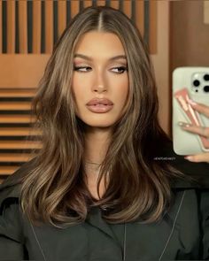 Hailey Baldwin, Hailey Bieber, Rhode, clean girl glam Rambut Brunette, Brown Hair Looks, Brown Hair Inspo, Brown Hair Balayage, Long Brown Hair, Hair Inspo Color, Wedding Hair And Makeup, Light Brown Hair, Clean Girl