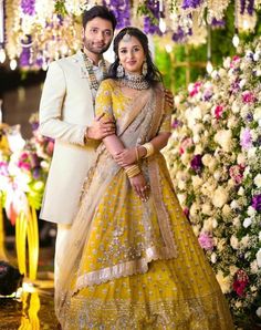 Engagement Look For Bride And Groom, Marriage Dress For Couple Indian, Engement Couple Pose, Engagement Indian Outfit Couple, Ringceremony Couple Dress, Lehanga Couple Poses, Couple Dresses For Reception, Wedings Drees Couple, Lehenga Couple Poses