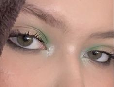 Colored Eyeshadow Looks Simple, Concert Makeup Green Eyes, Subtle Prom Makeup For Green Eyes, Green Simple Eyeshadow Looks, Subtle Eye Makeup For Green Eyes, Green Eye Makeup Looks Simple, Light Green Eye Makeup Natural, Simple Eye Makeup Blue Eyes, Simple Eye Makeup Green