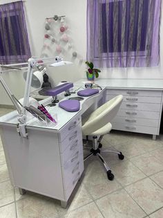 Dein Shop für Nageltische und Nagelstudio-Zubehör. Stöbere durch unser einzigartiges Sortiment und finde die perfekte Ausstattung für dein professionelles Nagelstudio. Wie sagt man so schön: Ein Bild sagt mehr als tausend Worte. Entdecke weiter unten die Bilder von hunderten zufriedener Kunden.  Finde das passende Nagelstudio Zubehör und verleihe deinem Studio das gewisse Extra. Von ergonomischen Handauflagen, über stilvolle Tischregale, bis hin zu innovativen Aufbewahrungsmöglichkeiten – bei uns findest du alles, was du brauchst, um deinen Arbeitsplatz in eine Wohlfühloase für dich und deine Kunden zu verwandeln.  Handauflagen für Nagelstudios in lila Dress Form Decor