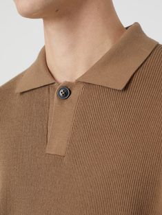 Geripptes Langarm-Poloshirt aus Kaschmirmischung für Herren von Closed  Gestricktes Poloshirt mit flachem Rippstrick Pullover aus Baumwoll-Wollmischung mit Polokragen Es kombiniert die Weichheit eines Pullovers mit dem Schnitt eines Polos Lange Ärmel Weicher und dünner Handstrick Saum und Bündchen schlicht gearbeitet Polokragen mit Einzelknopf Zusammensetzung: 94 % Baumwolle, 3 % Wolle, 3 % Kaschmir Kabeljau. C86244 97P 22 – 748 – POLO LANGARM – BRAUNER ZUCKER Mens Suede Slippers, Pink Crew Neck Sweater, Knitted Polo Shirt, Knitted Polo, Velvet Trousers, Men Suede, Black Cargo Pants, Polo Tees