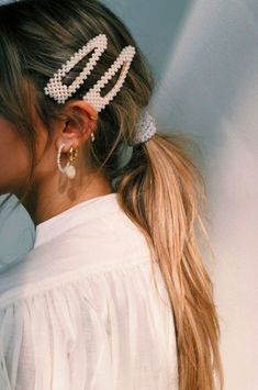 Chic Ponytail And Hair Accessories #ponytail #hairaccessories #pearlhairclips Pearl Clips, Chic Ponytail, Pearl Fashion, A Ponytail, Pearl Hair, Grunge Hair, Aesthetic Hair, Hair Dos