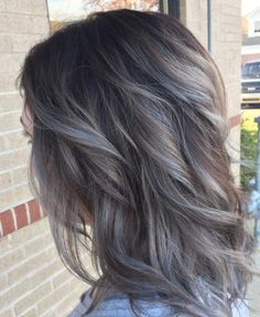 Pelo Color Ceniza, Brown Hair With Silver Highlights, Grey Brown Hair, Gray Balayage, Hair Dyes, Dark Hair With Highlights, Silver Blonde