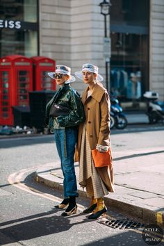 Sylvia and Julia Haghjou by STYLEDUMONDE Street Style Fashion Photography FW18 20180218_48A1499 London Street Fashion Photography, Street Style Fashion Photography, Street Fashion Photoshoot, Street Style Photography, High Fashion Photography, Fashion Photography Inspiration, Looks Street Style, Street Fashion Photography, Street Style Winter