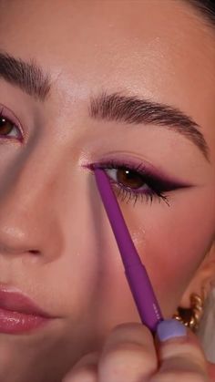 Maquiagem Desenvolvida (@maquiagemdesenvolvida) posted on Instagram • Mar 21, 2022 at 3:18pm UTC Easy Eyeshadow Tutorial, Smokey Liner, Purple Liner, Easy Eyeshadow, Purple Eyeliner, Smokey Eyeliner, Beginners Eye Makeup, Purple Eye Makeup, Eye Makeup Techniques