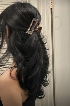 Claw Clip Ideas, Hairstyles From The 90s, Cutest Haircuts, 90s Haircuts, Hairstyles For All Hair Types, Clip Ideas, Chunky Highlights, Hairstyles For Layered Hair, Hair Stylies