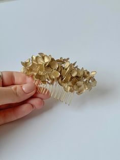 Make a statement with this gold hydrangea hair comb--perfect for weddings or any special occasion.  Simple, elegant, unforgettable. Golden Hour Hair, Golden Hair Accessories, Gold Hydrangea, Pick Comb, Gold Hair Comb, Gold Hair Pin, Gold Hair Clips, Gold Hair, Simple Elegant